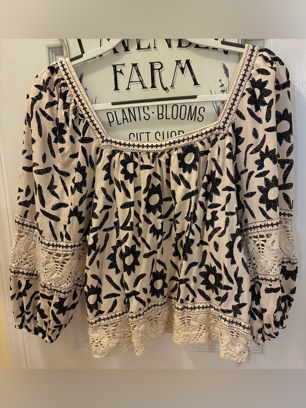 Christian Siriano Cream Blouse with Black Floral Motif and Crochet Trim - Picture 7 of 11